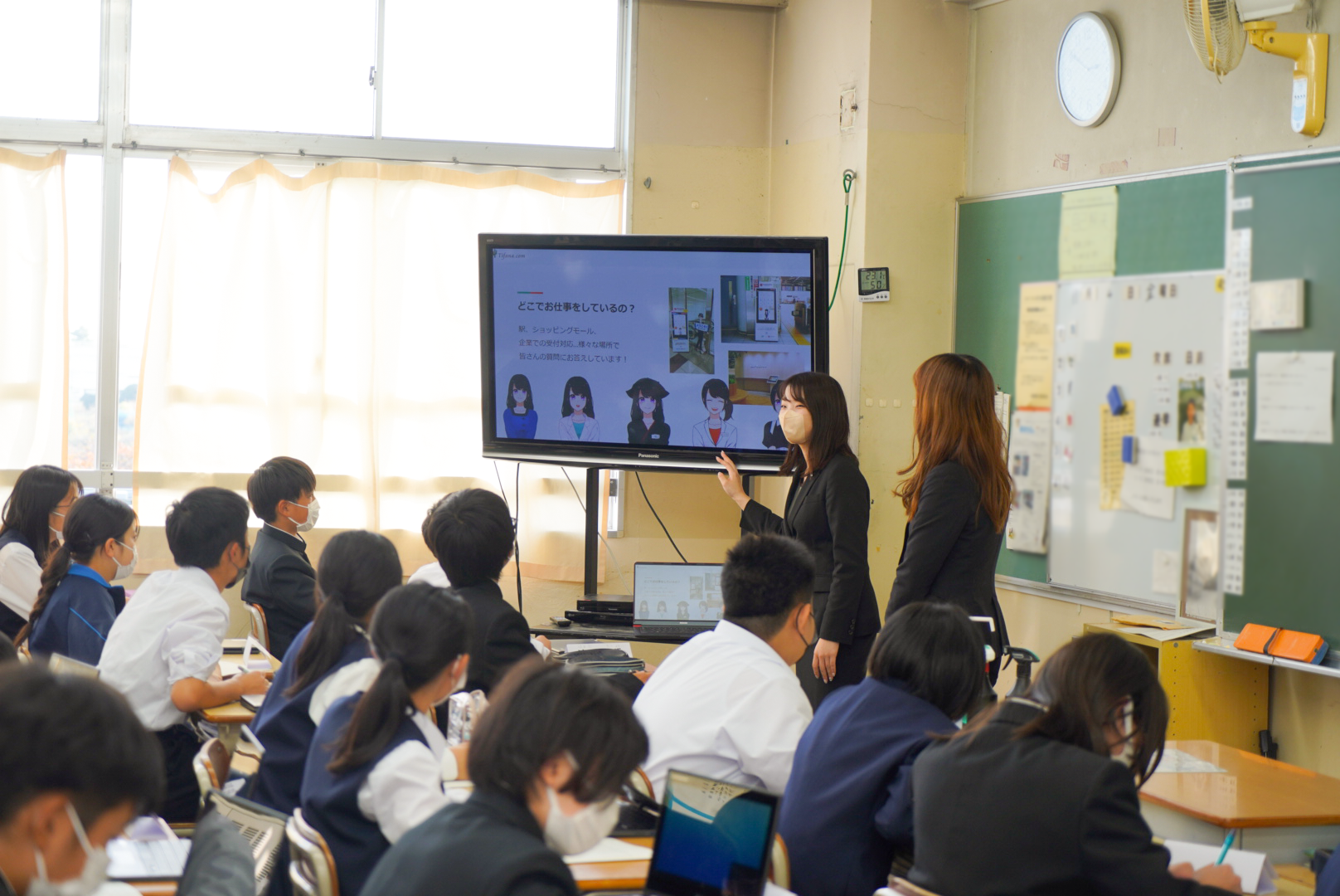 横浜市内の中学校の職業講話に招かれ、「AIさくらさん」の紹介を行いました