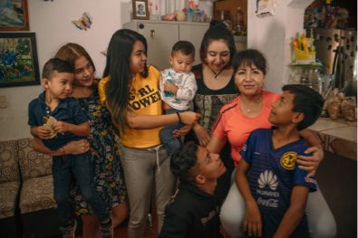 Mujer con su familia