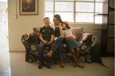 Madre con su hija e hijo
