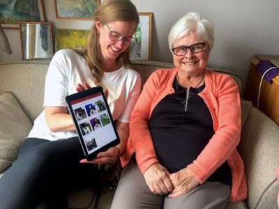 Aktivitør og beboer ser på Memoriaprofil