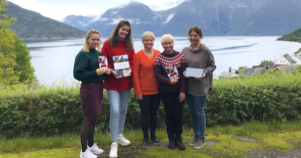 Memoriakontakt Ingvill Kalvik, avdelingsleder Gerd Ingrid Hauso, områdeleder vest Kari Skare Storhei og Memoriakontakt Tina Beniga fra Utneheimen. Til høyre står prosjektleder og initiativtaker Helga Midnes. Foto: VilMer AS