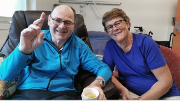 Arne Omland (65) bor i omsorgsbolig på Listaheimen. Solfrid Hansen er søster til Arne, og aktiv Memoriabruker.