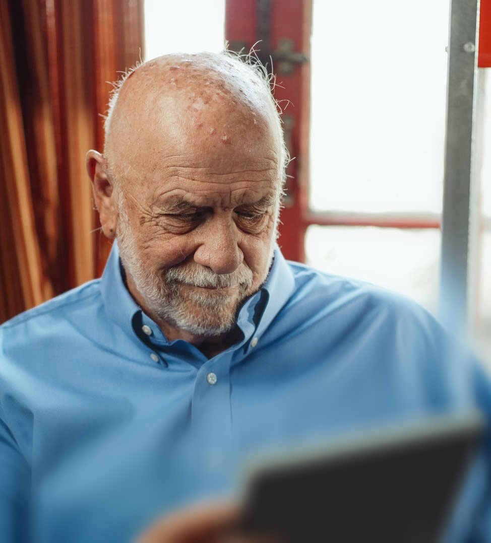 Med MinMemoria får Trygve (78) en større følelse av trygghet når han besøker forskjellige omsorgstjenester i hverdagen. (Illustrasjonsbilde)