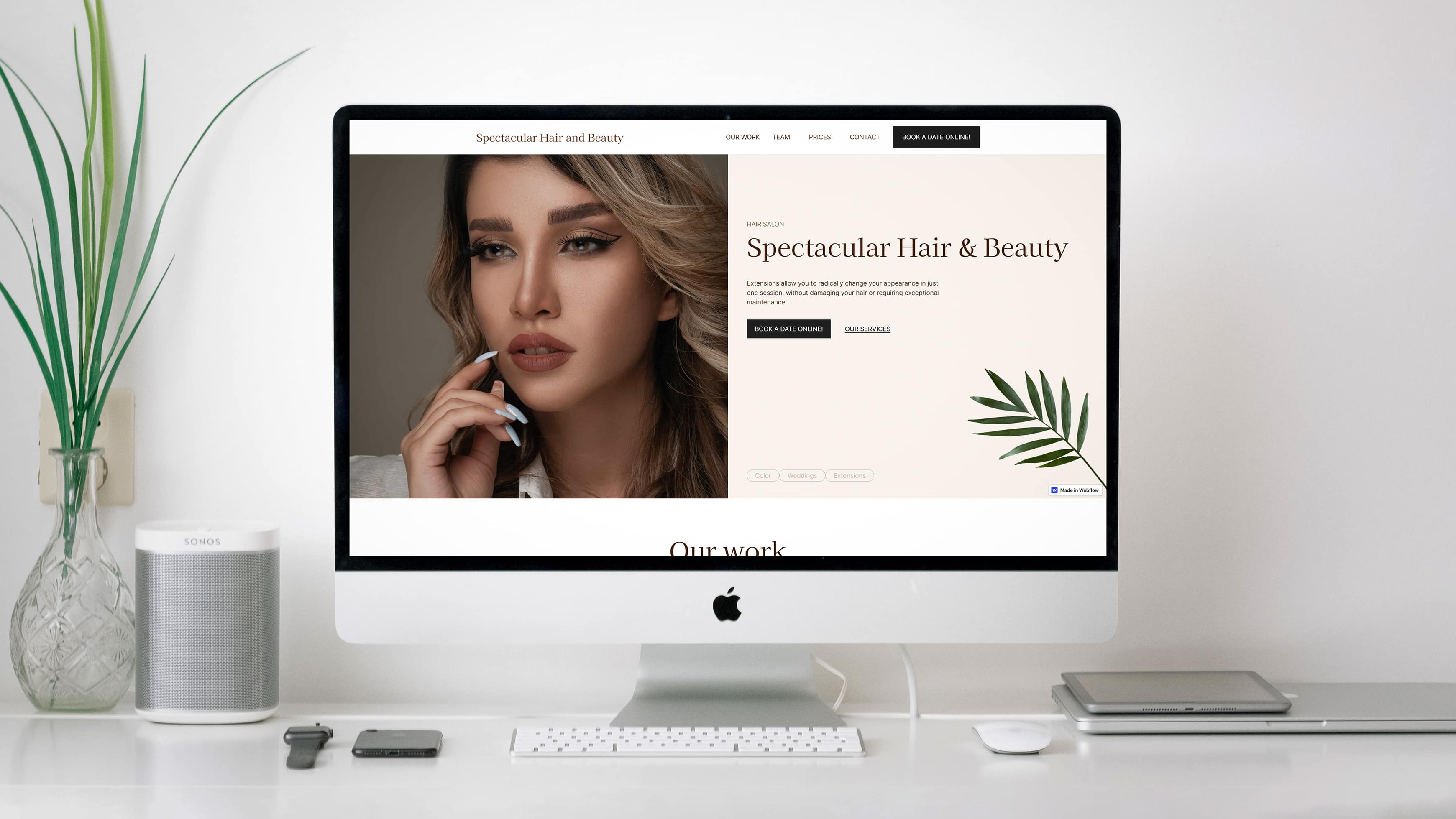 mac mockup with the screenshot of the hair salon webdesign
