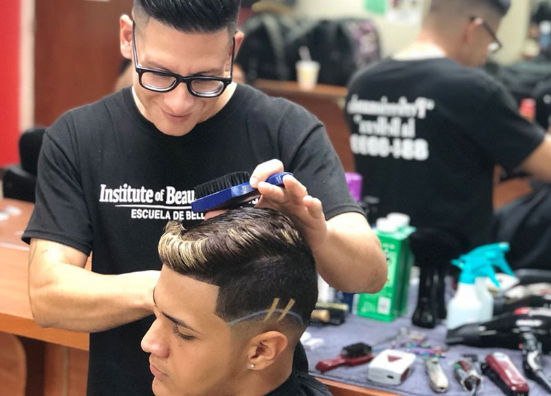 Estudiante del curso de Barbería practicando
