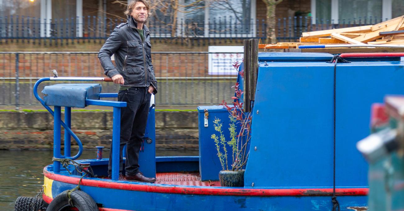 How Hard Is It To Drive A Houseboat? LakeWizard