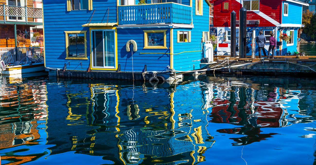 How Does A Houseboat Float? LakeWizard