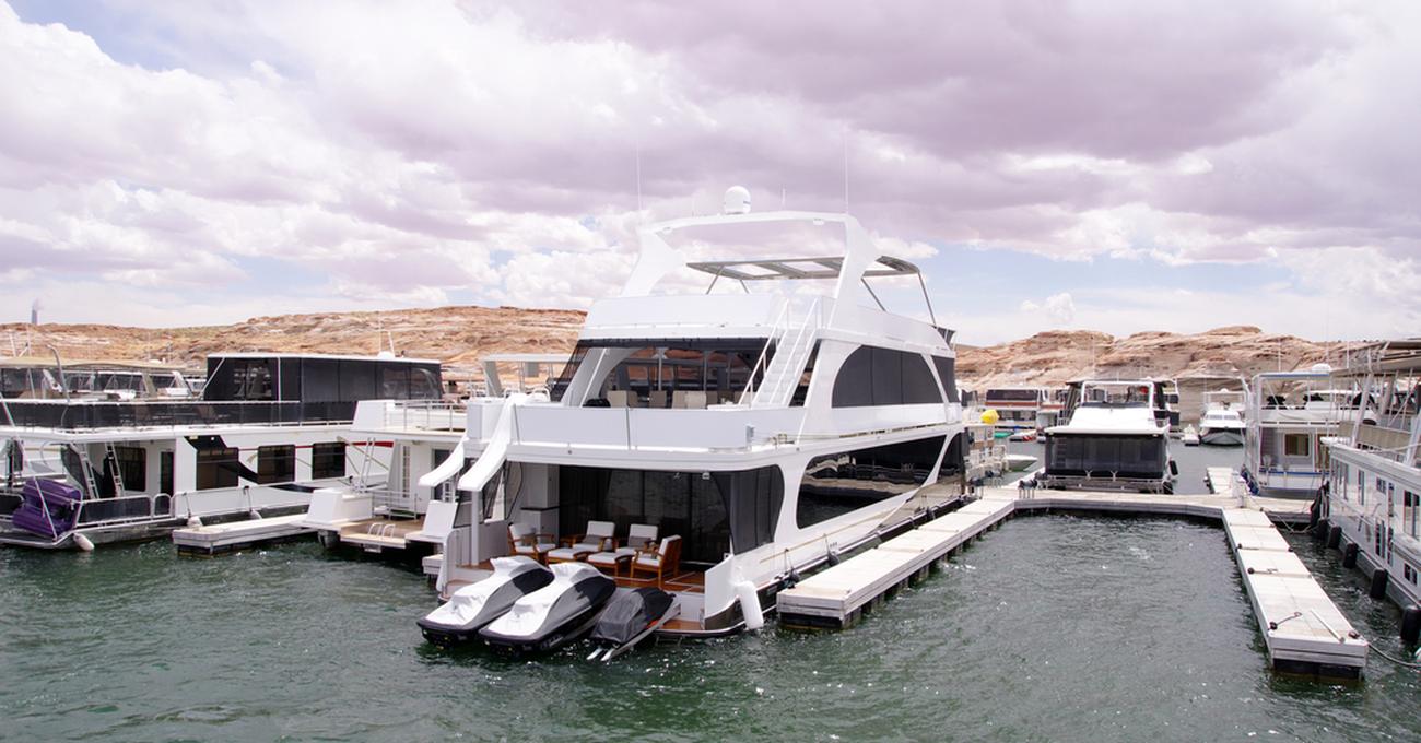 How Does A Houseboat Get Electricity? LakeWizard