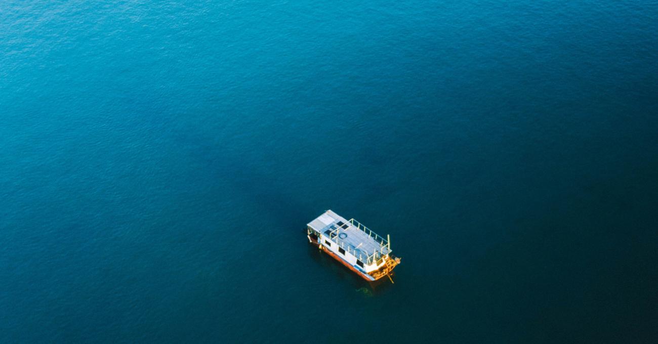 Can Houseboats Go In & Cross The Ocean? LakeWizard