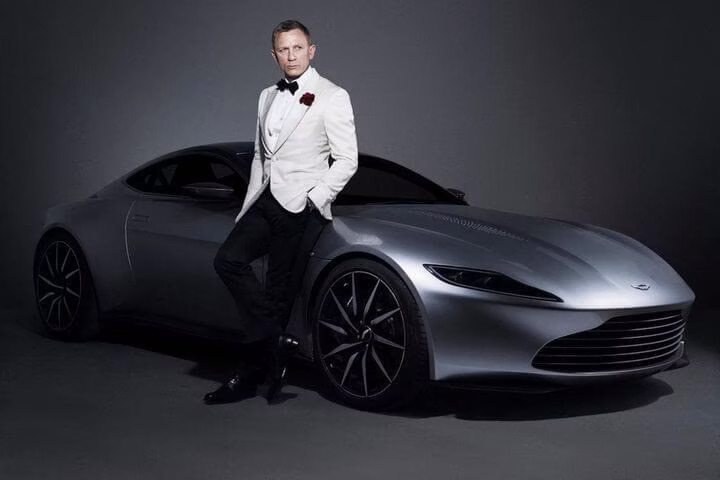Exemple de l'effet de Halo avec James Bond et la marque Aston Martin