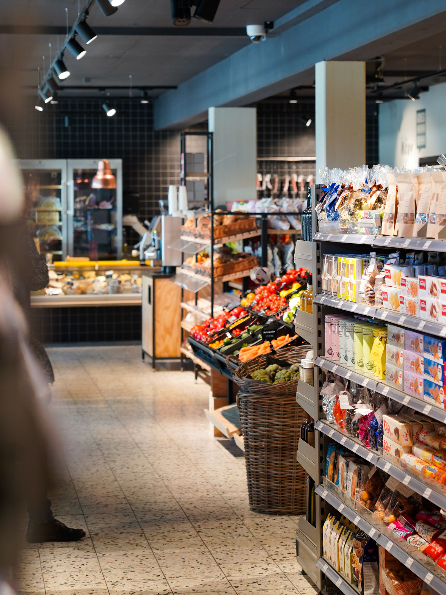 Laden, Blick gegen die bediente Theke