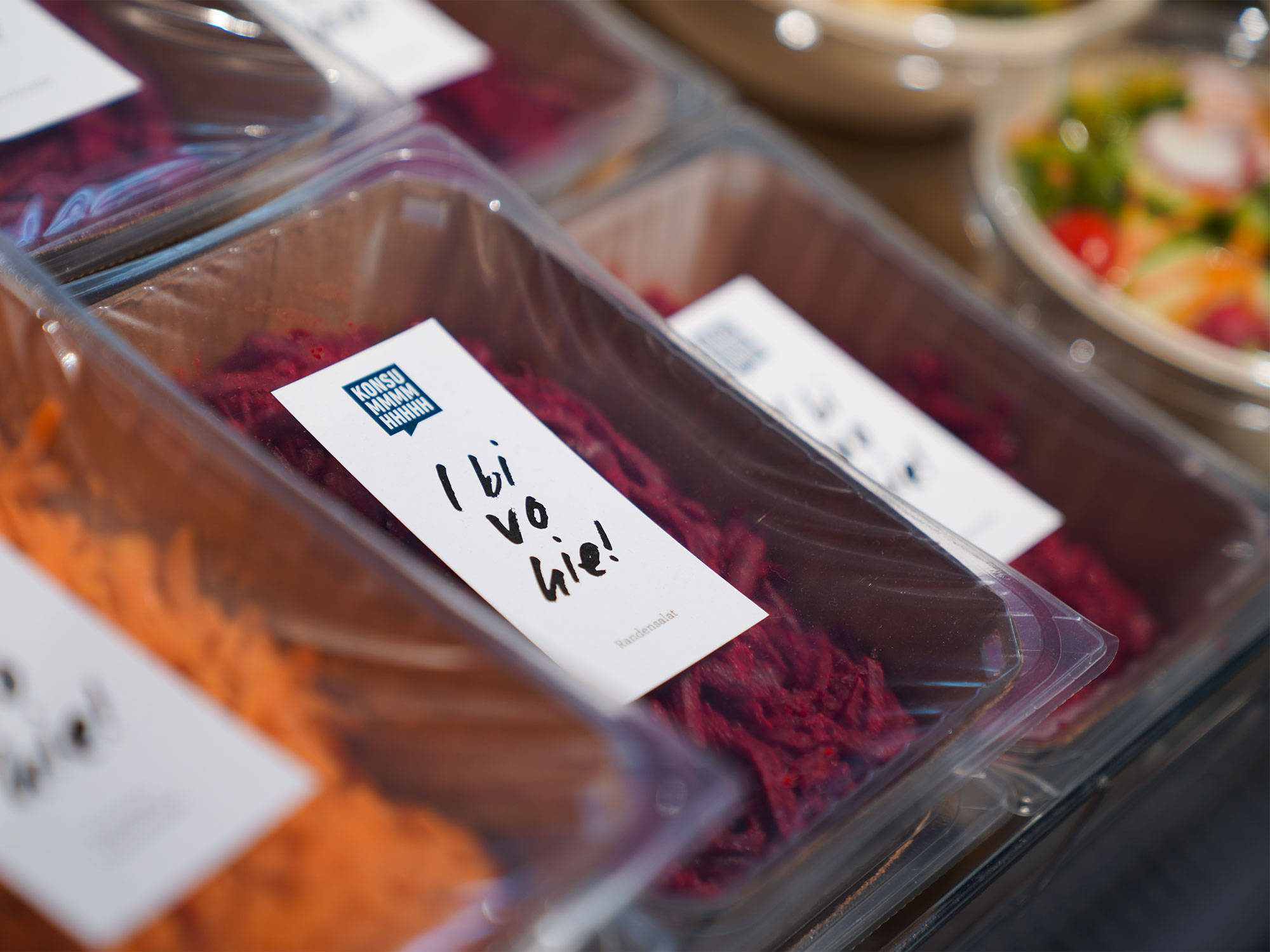 Blick auf die Take Away Salate in der Kuehlvitrine