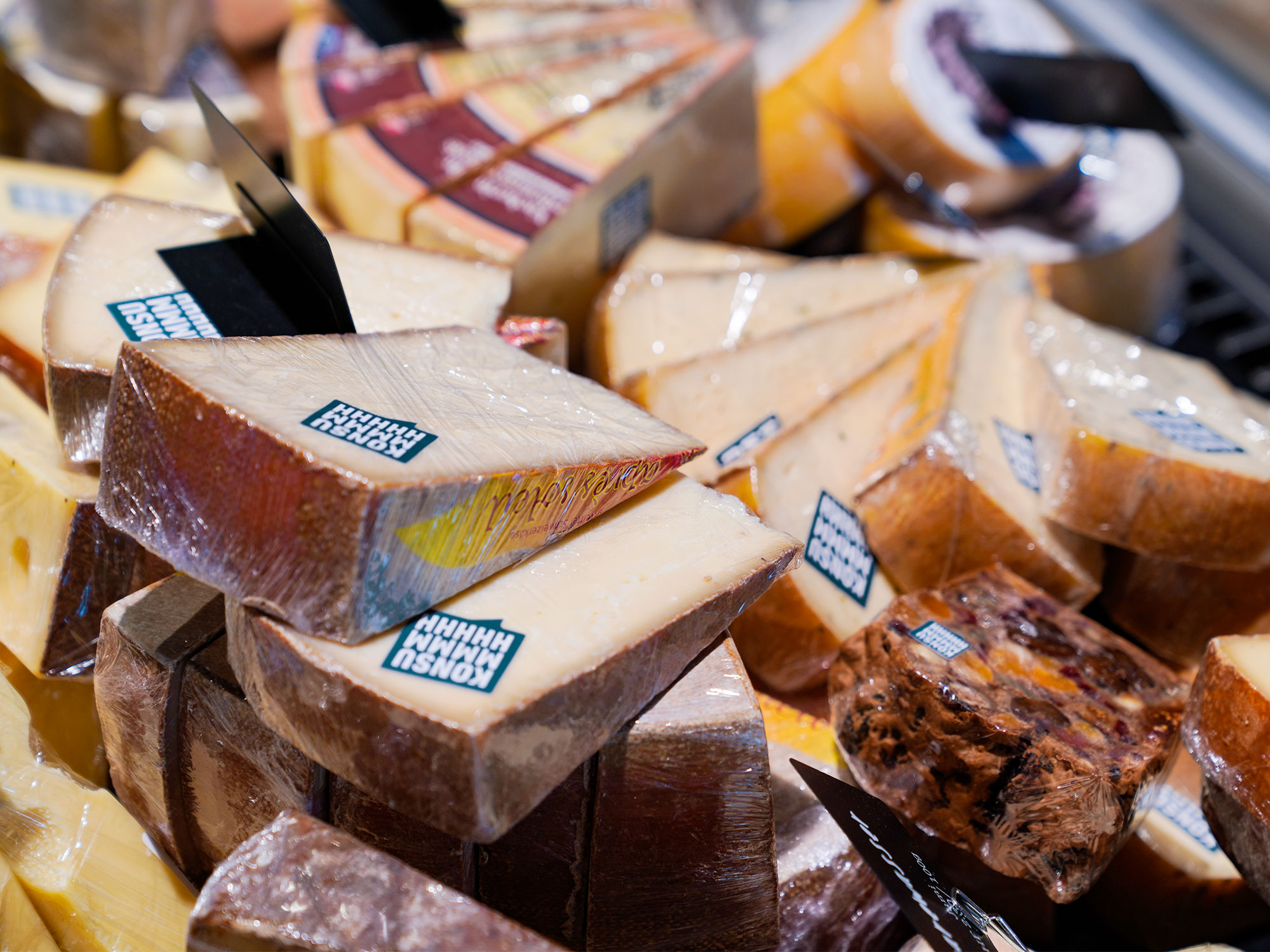 Gut sortierte Käsetheke, hier Hartkäse
