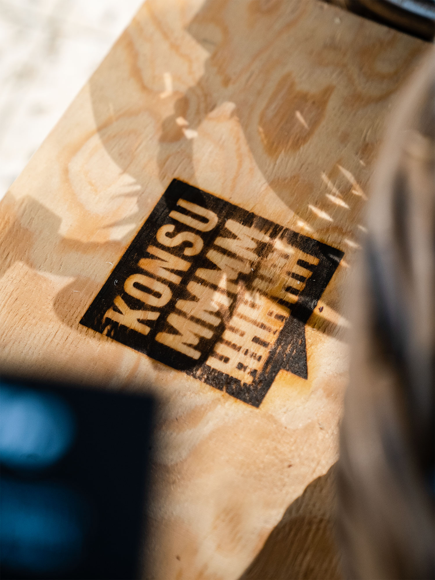 Logo mit dem Branding-Eisen auf Holz