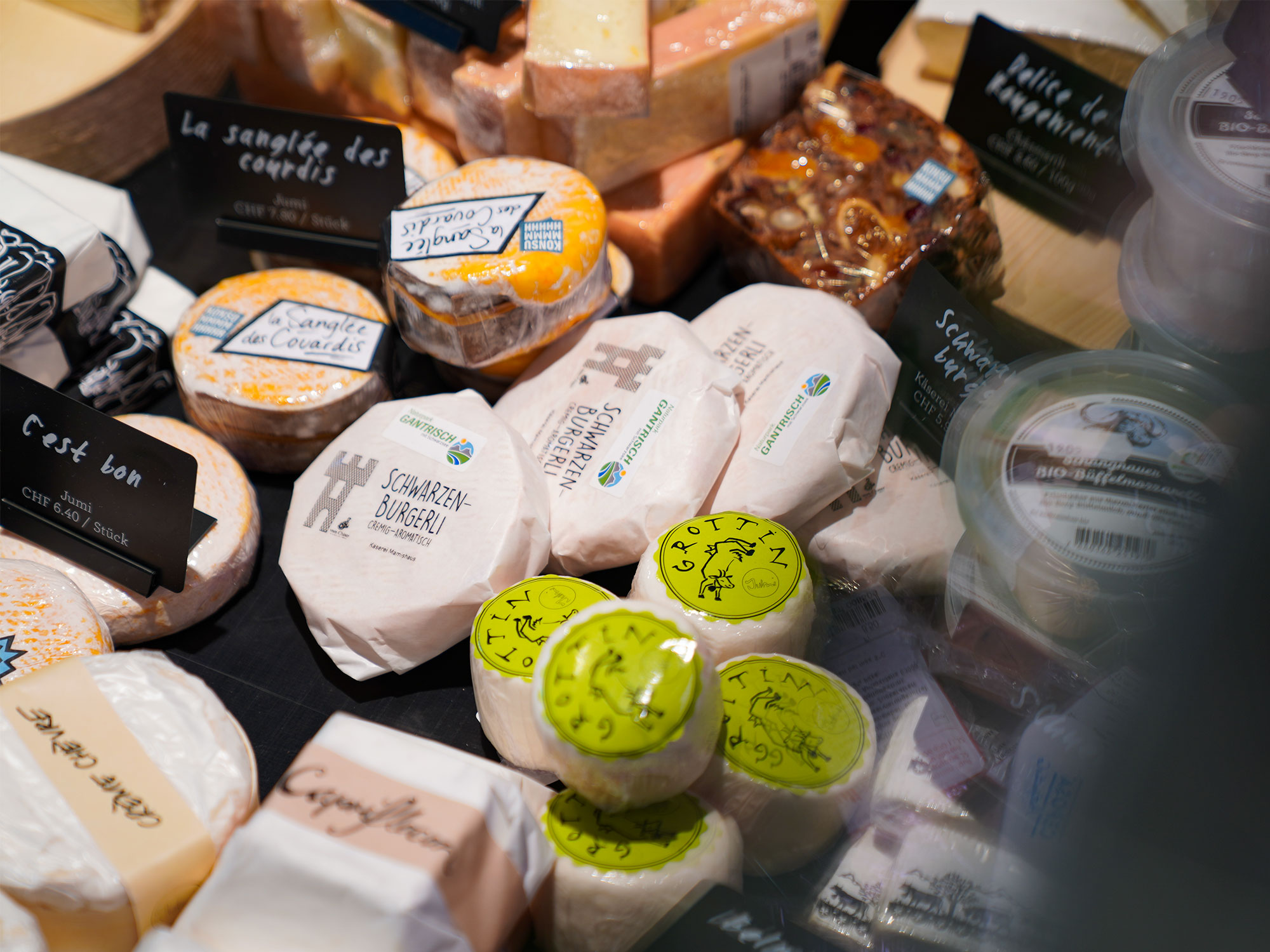 Gut sortierte Käsetheke, hier Weichkäse