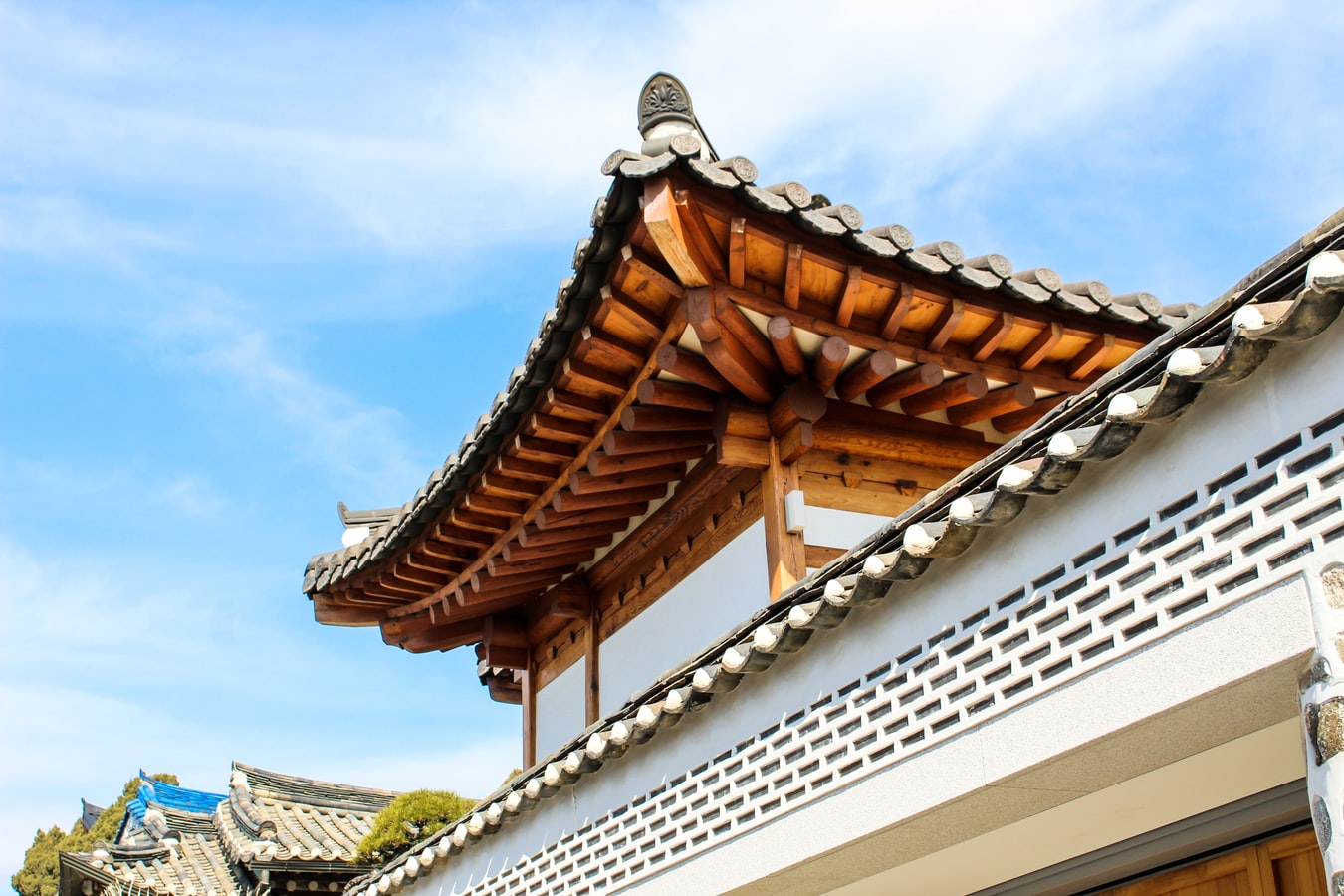 Teachers could have a chance to live in Korea's beautiful houses while teaching