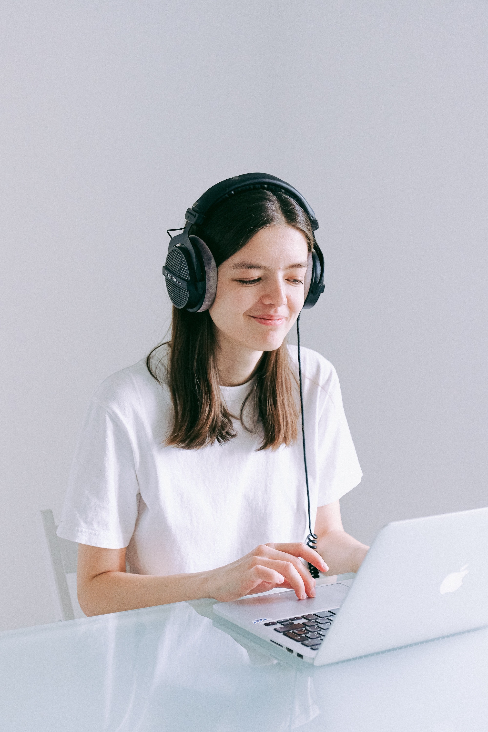 English teachers can use transcript to assist students' listening exercise