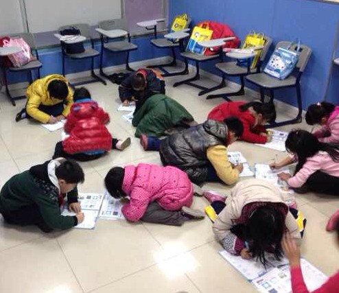 Experienced English teachers have a few tricks up their sleeves for when they are teaching children