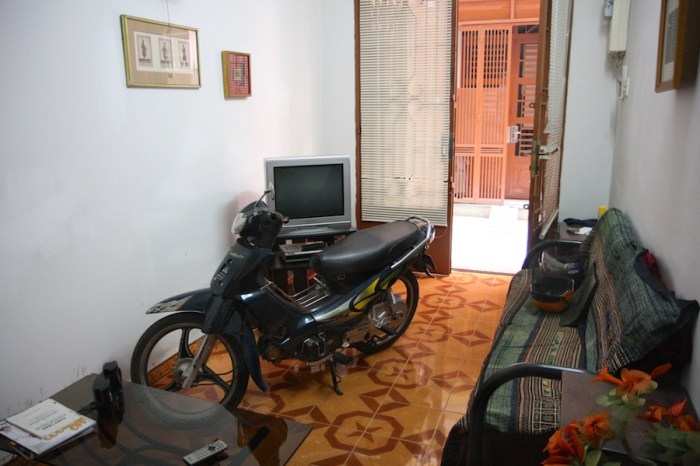 English teacher Sherry told the story of her overcoming her fear of riding a motorbike when she was teaching in Vietnam