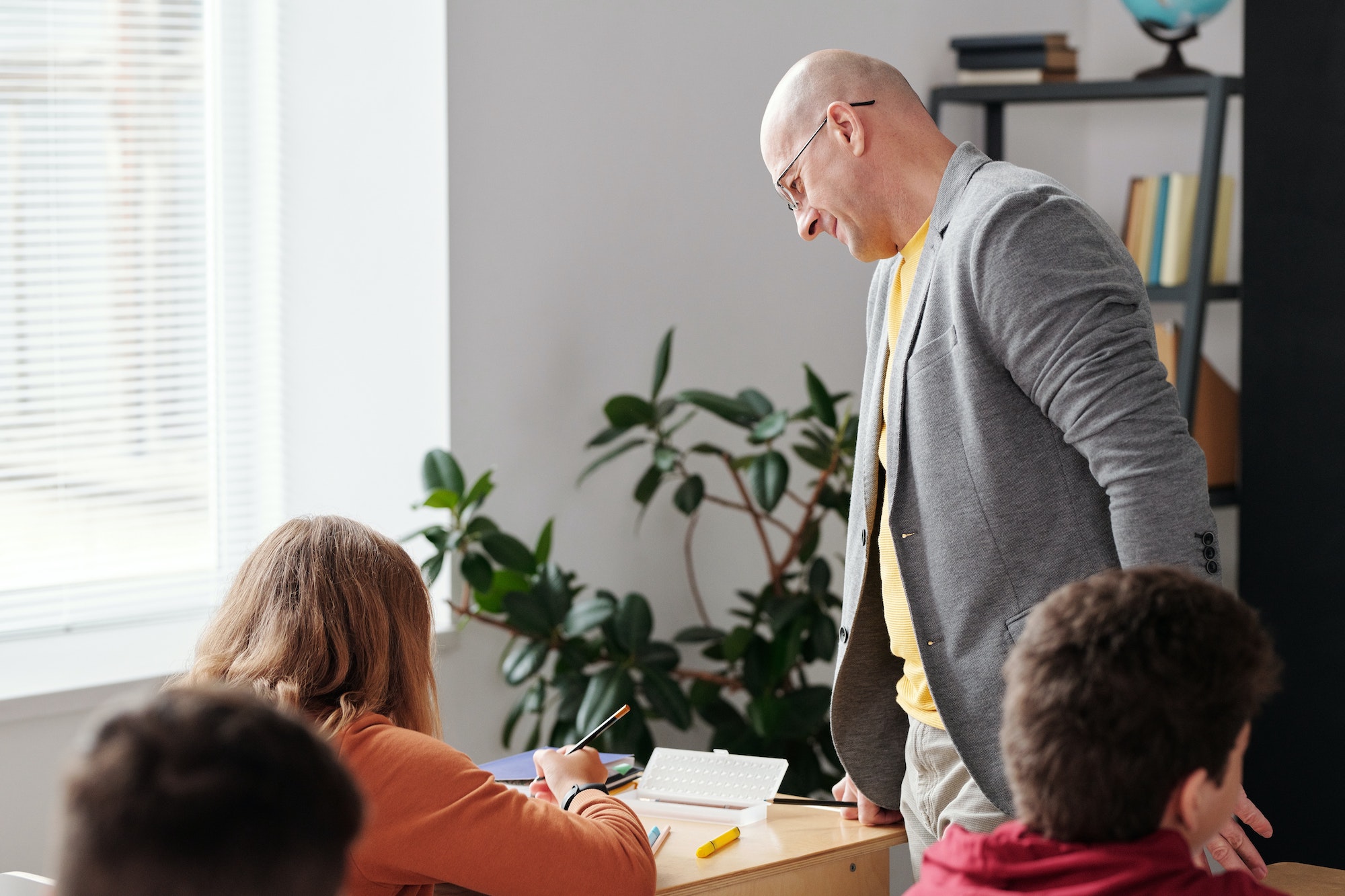 Newer, aspiring teachers can learn from more experienced teachers by observing the ways they teach English