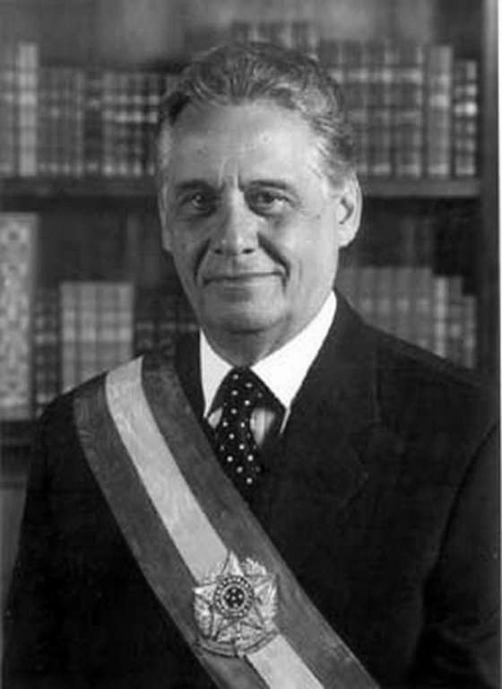 Fernando Henrique Cardoso eleito como Presidente da República em 1994