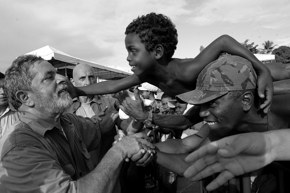 Lula em meio ao povo durante a campanha presidencial de 2002.