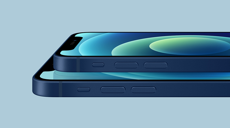 ležící modrý iPhone 12 s ultra rychlým 5G na splátky