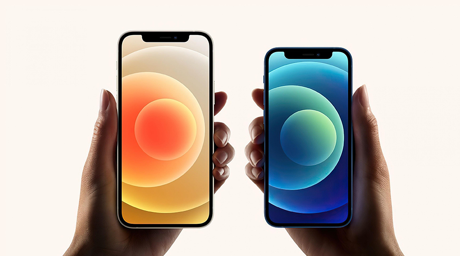 Oranžový a modrý iPhone 12 v ruce s nejlepším Super Retina XDR displejem na splátky