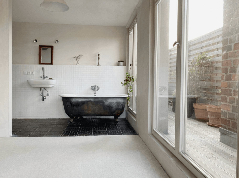 Artistic loft, black bathroom, available to rent in Beazy.