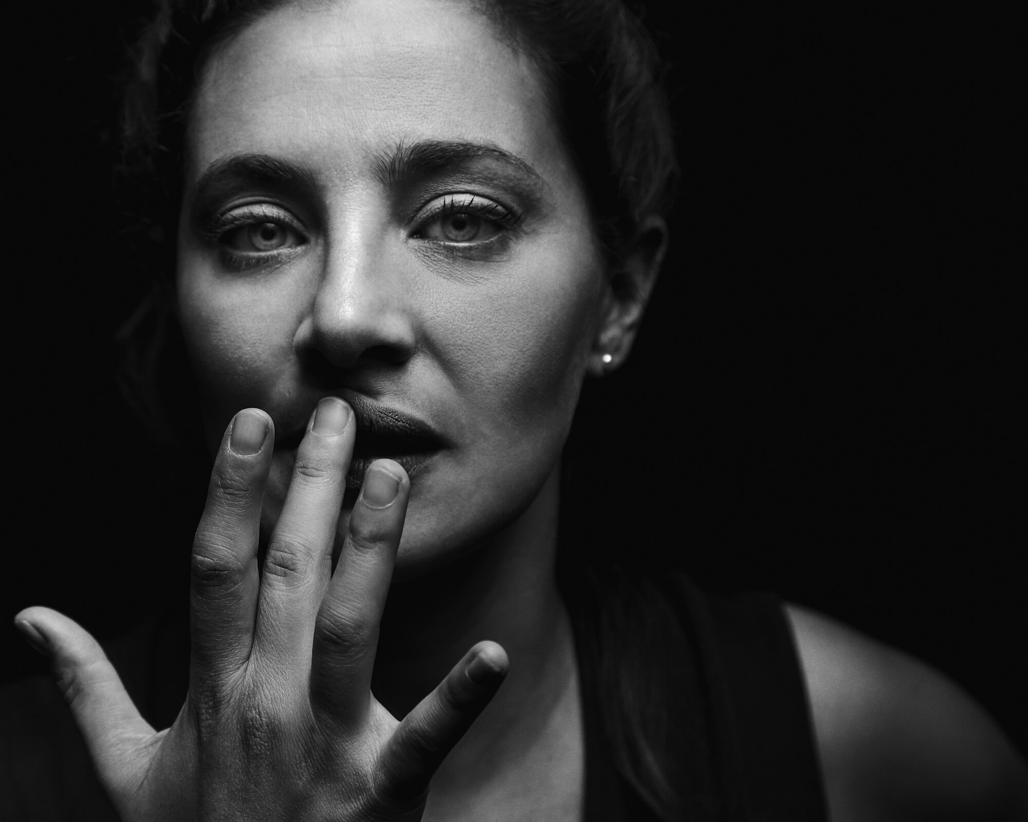 Portrait Series of Daniel Cati, winning photograph of Beazy's december contest, black and white portrait of woman