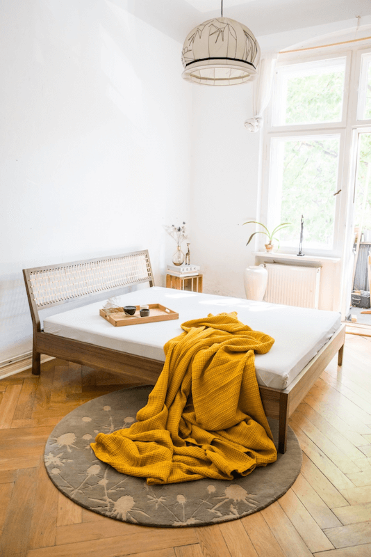 Sunny vintage bedroom in Berlin, rent in Beazy.