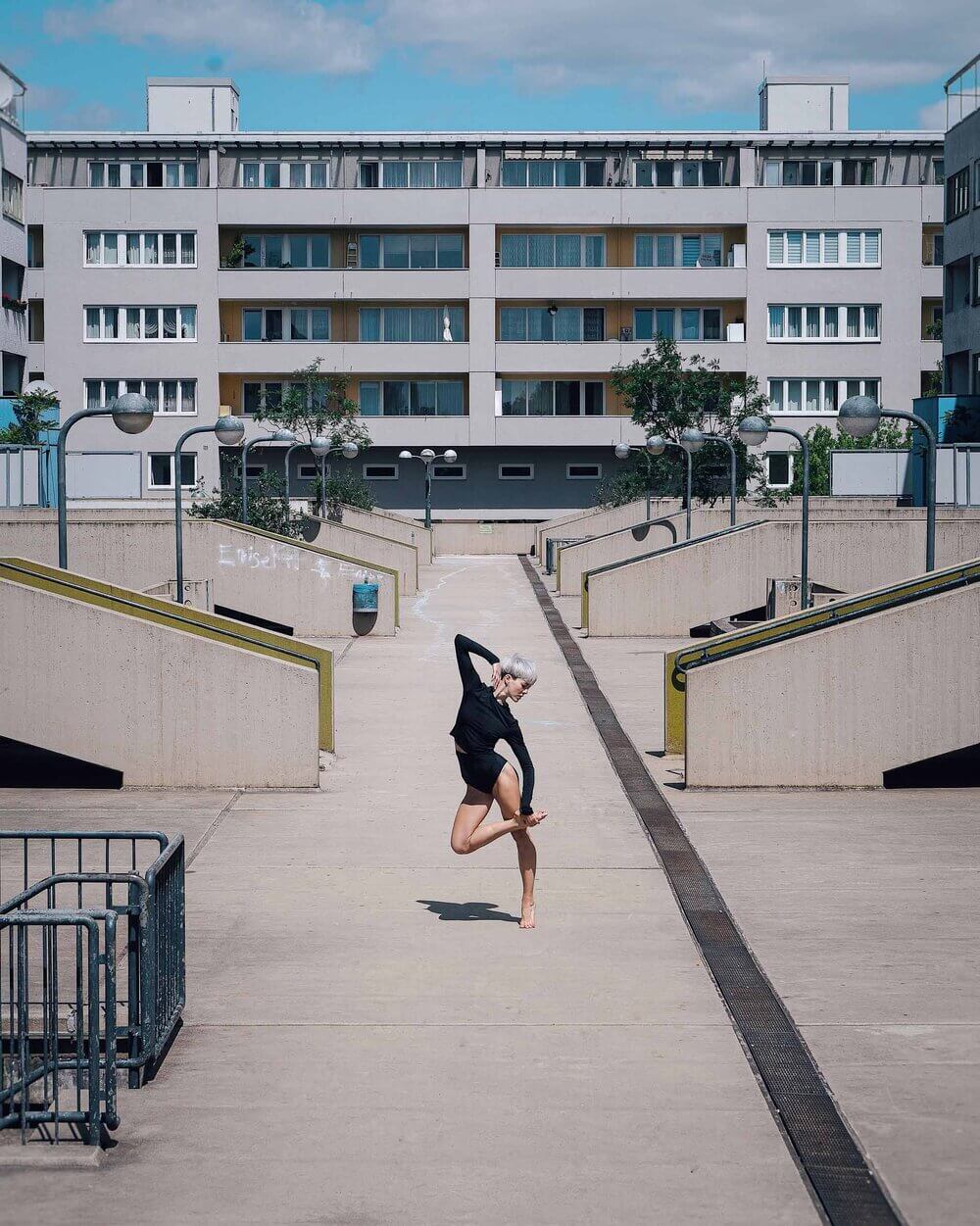 Dancing model, symmetric architecture