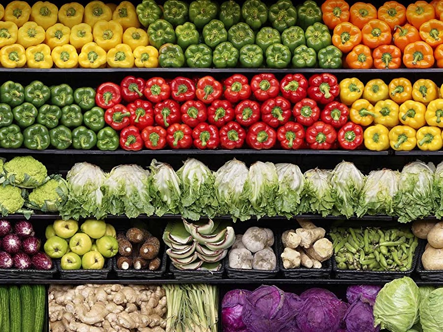 Fresh vegetables on a grocery store shelf