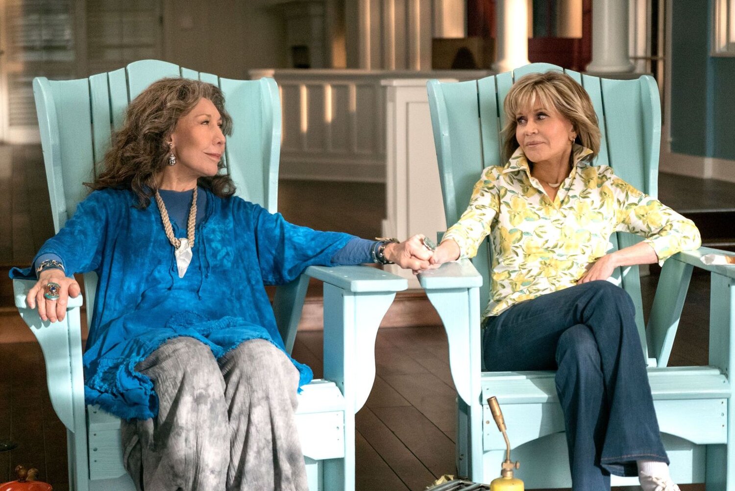 frankie-grace-netflix-1547650344.jpg