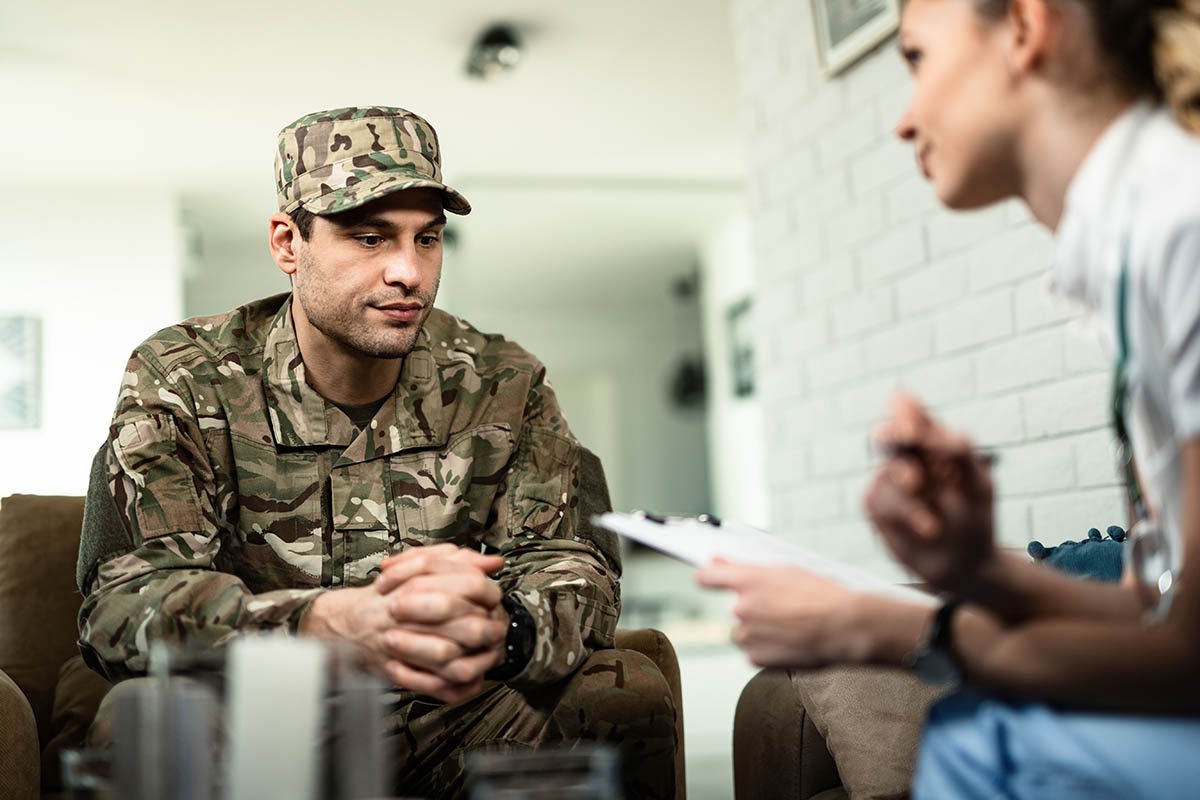 A member of the military service sits down to talk with a therpaist.