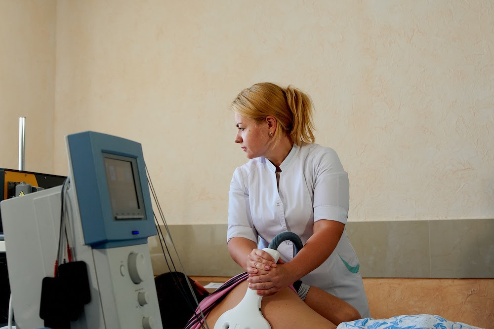 TMS treatment usually involves five treatment sessions per week over a four to six-week period with each session taking approximately 20 minutes. Patients experience minimal discomfort and can go back to work or other daily activities after each session. Image courtesy of achievemedicalcenter.com.