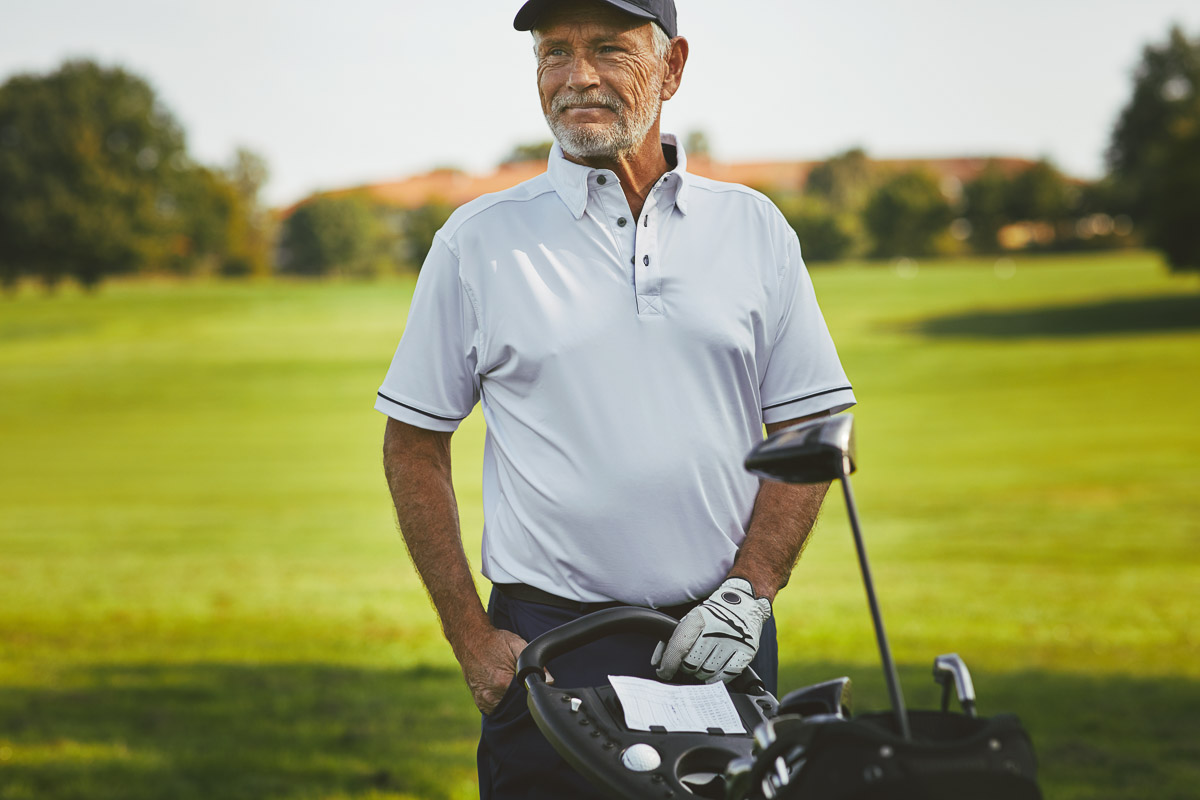 jugador de golf de avanzada edad que puede jugar porque es paciente de la clinica albareda