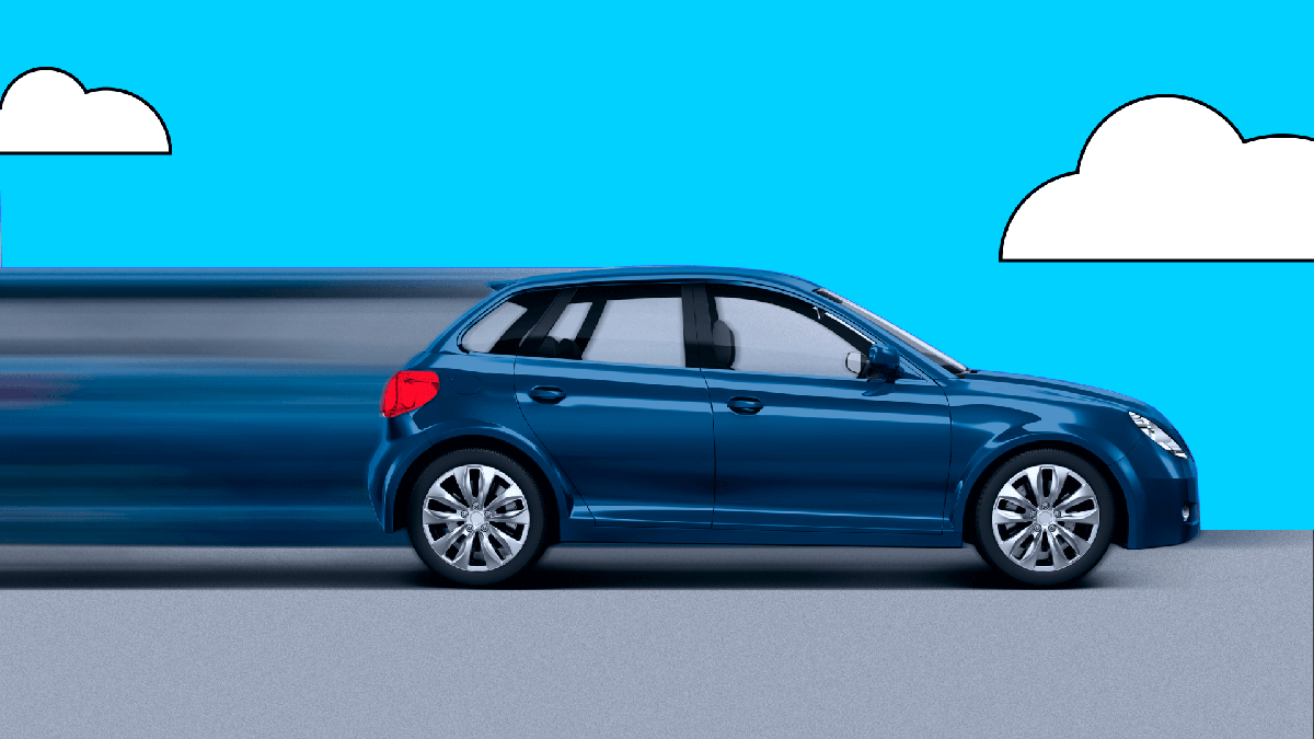 Carro azul escuro em alta velocidade indo para a direita, com fundo de céu azul claro com nuvens brancas