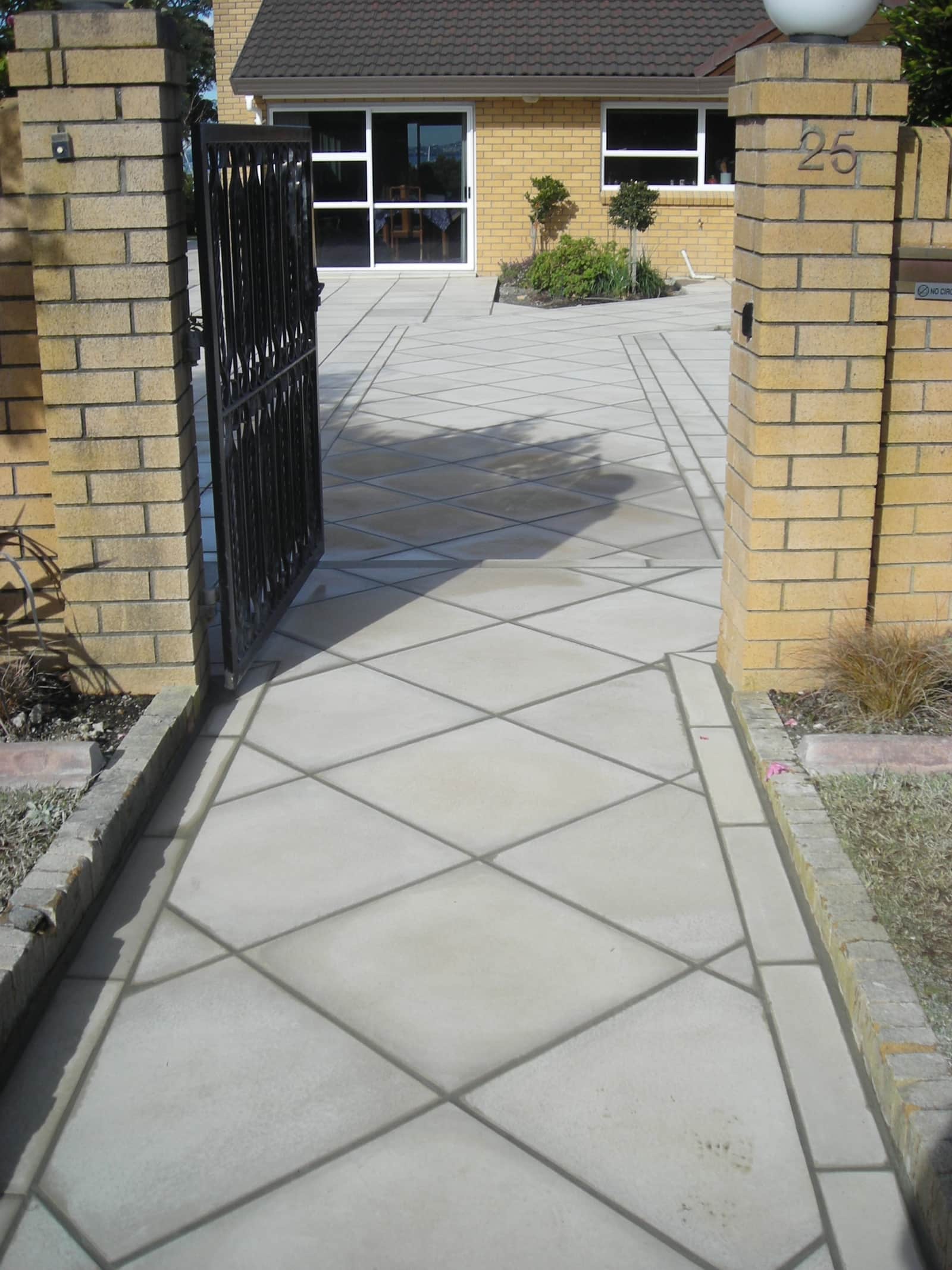 Paving Auckland NZ Concrete Pavers, Retaining and Benchtops