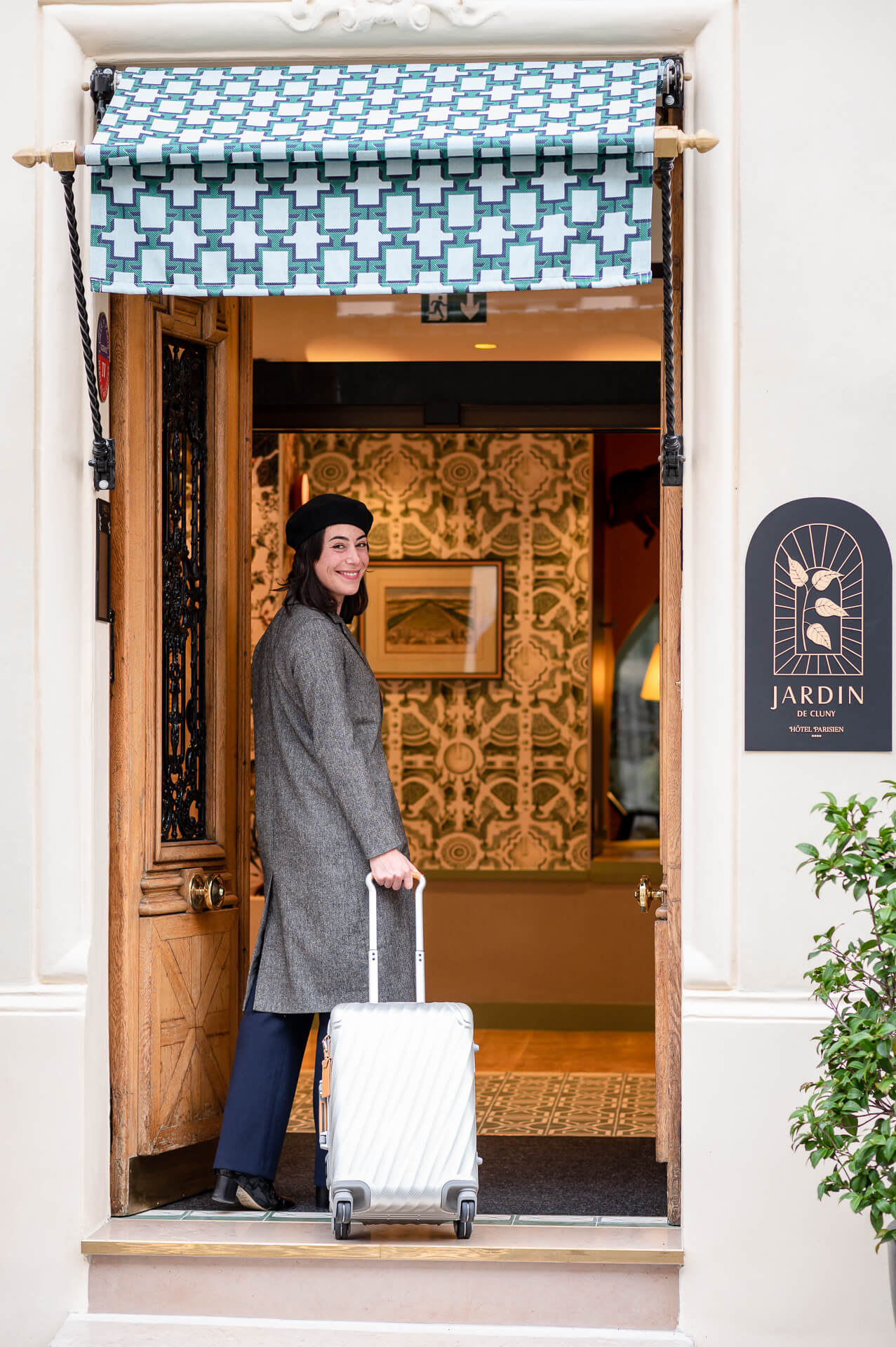 femme paris hôtel jardin de cluny