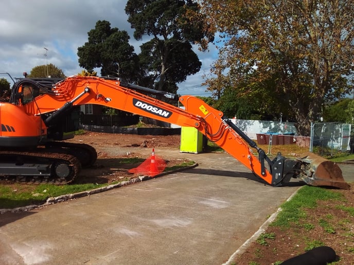 The correct way to check hydraulic oil levels on a Doosan excavator