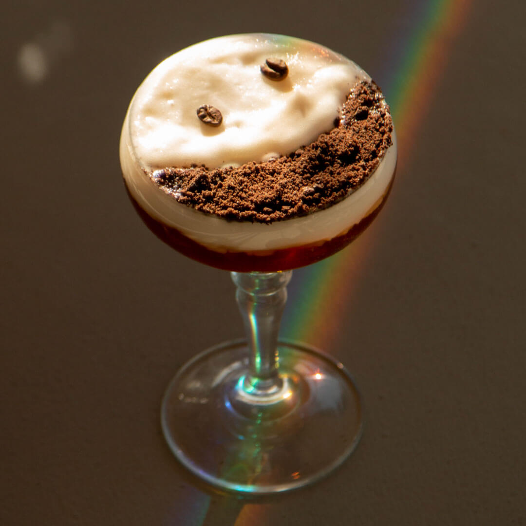Baileys, café expresso, espuma de baunilha e pó de Oreo.