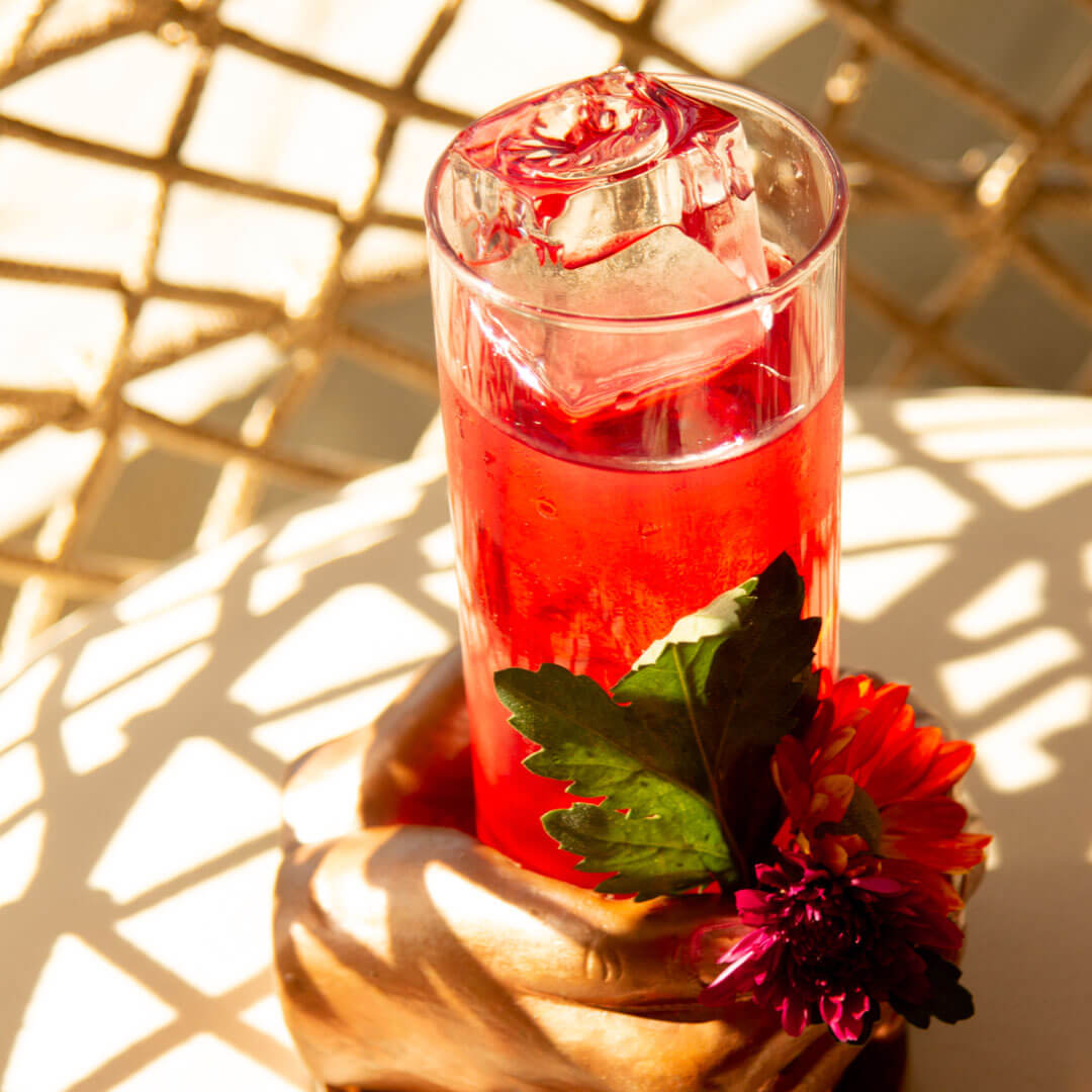 Ketel One Botanical (pêssego e flor de laranjeira), Alkermes e cordial de limão.