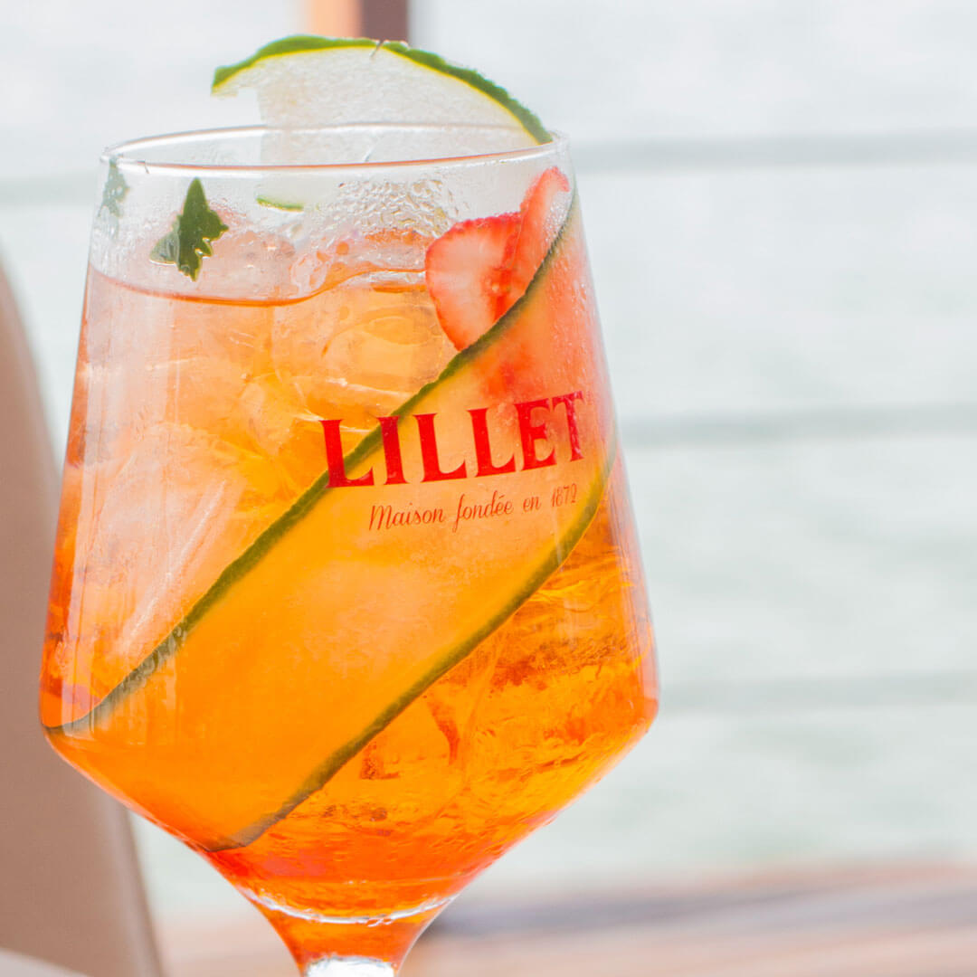 Lillet, água tônica e frutas vermelhas.