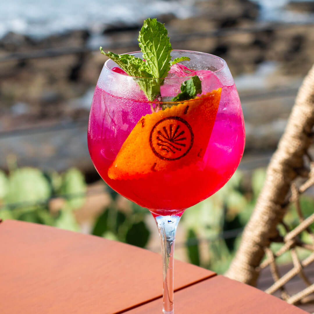 Gin, água tônica e pitaya.