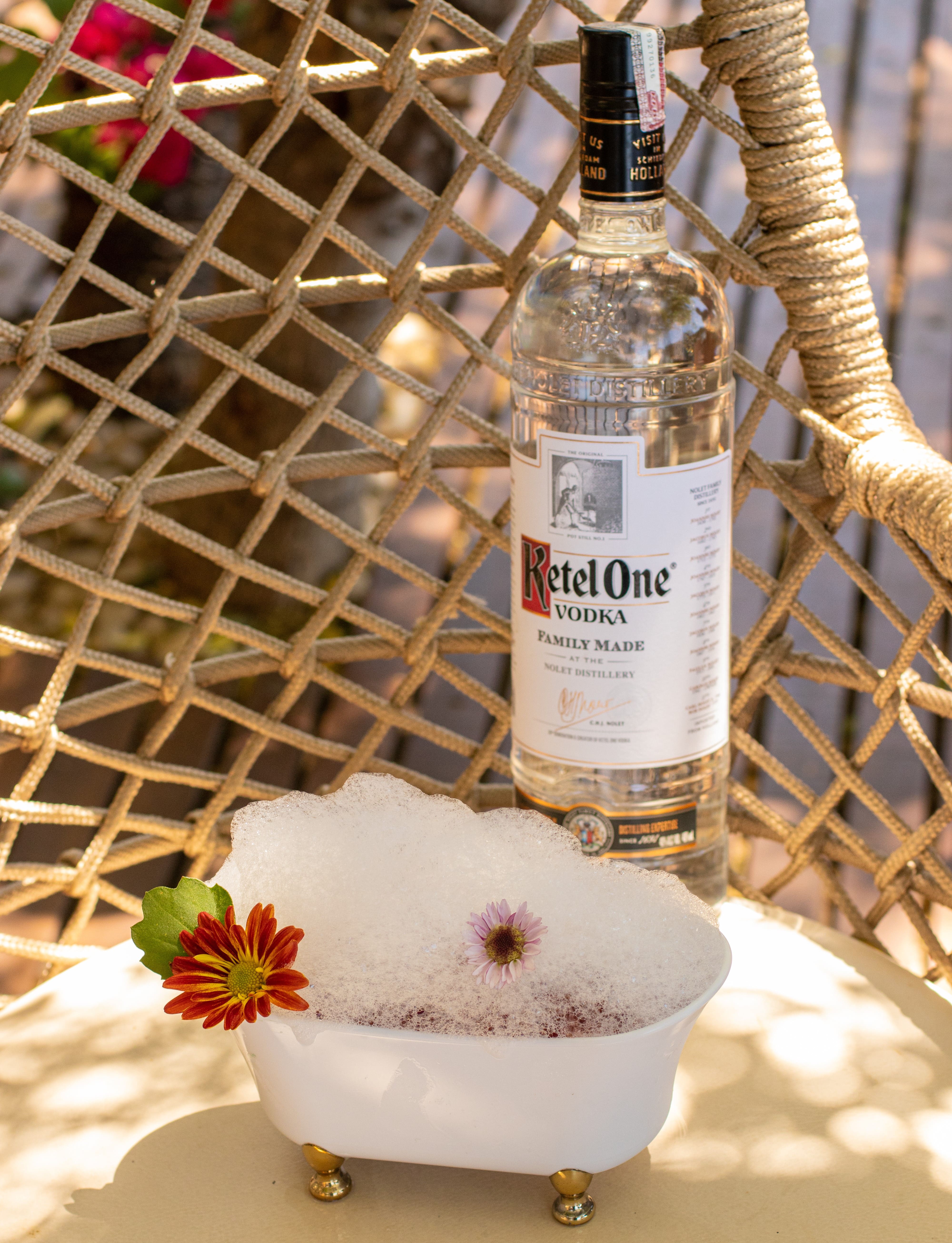 Vodka, frutas vermelhas e caju.