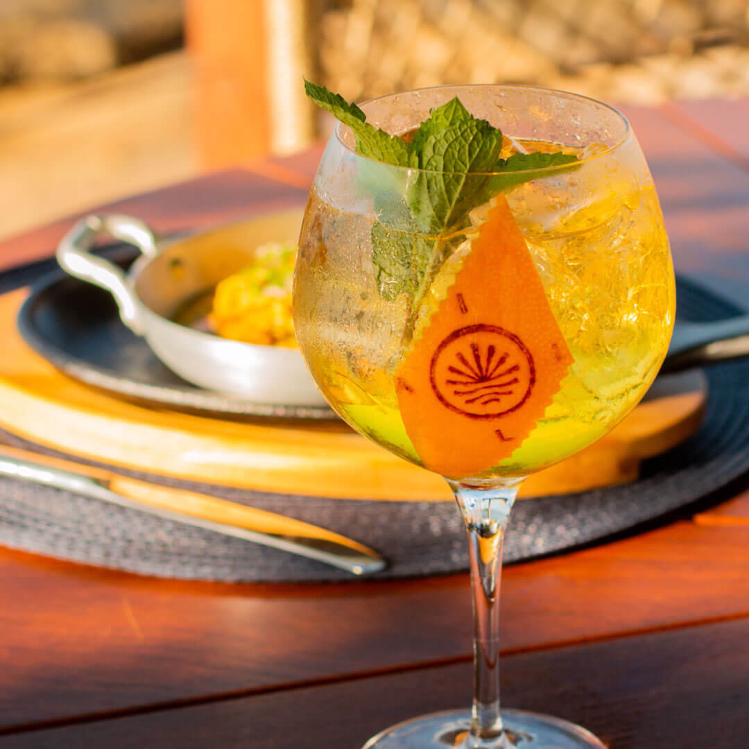 Gin, energético e frutas amarelas.