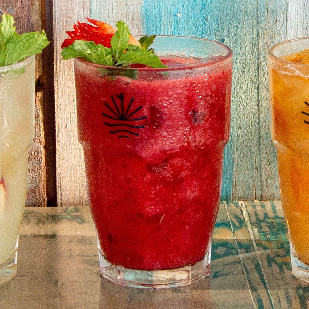 Morango | Limão | Kiwi | Caju | Seriguela | Cajá. (Vodka Internacional e fruta).