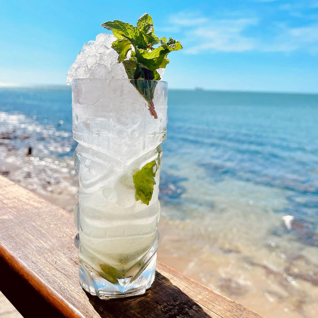 Rum, água com gás, limão e hortelã.