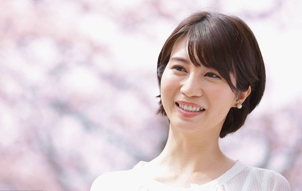 笑顔の女性介護者